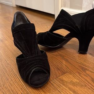 AEROSOLES Suede Black Heels